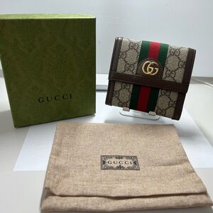Gucci GG Supreme Wallet with Iconic Stripe